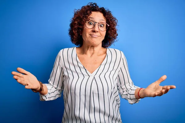 Mujer Hermosa Edad Media Pelo Rizado Con Camisa Rayas Casuales — Foto de Stock