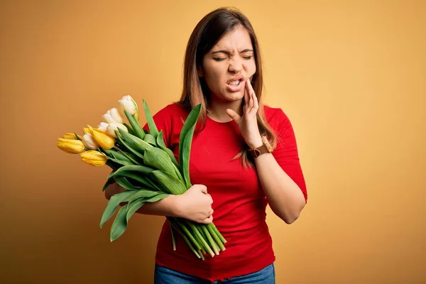 Ung Blond Kvinde Med Romantisk Buket Tulipaner Blomster Gul Baggrund - Stock-foto