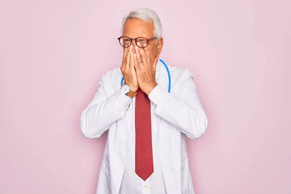 Steteskop Profesyonel Sağlık Önlüğü Giyen Orta Yaşlı Kır Saçlı Bir — Stok fotoğraf