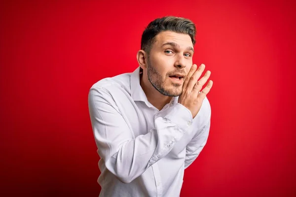 Jovem Homem Negócios Com Olhos Azuis Vestindo Camisa Elegante Sobre — Fotografia de Stock