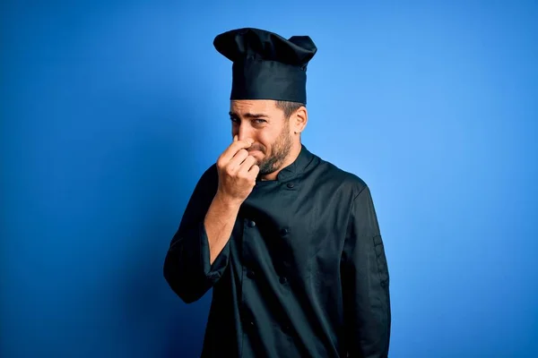 Joven Chef Guapo Con Barba Con Uniforme Cocina Sombrero Sobre —  Fotos de Stock