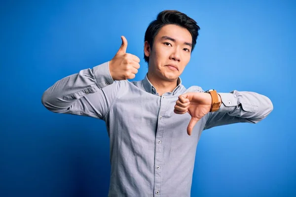 Joven Hombre Chino Guapo Con Camisa Casual Pie Sobre Fondo —  Fotos de Stock