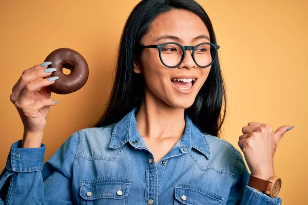 Ung Vacker Kinesisk Kvinna Som Håller Choklad Munk Över Isolerad — Stockfoto