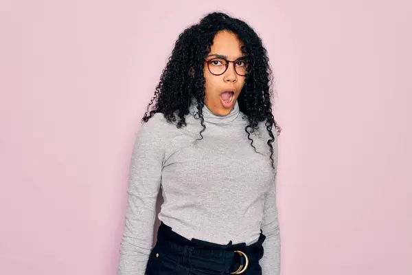 Młoda Afroamerykanka Swetrze Okularach Różowym Tle Szokującej Twarzy Sceptyczna Sarkastyczna — Zdjęcie stockowe