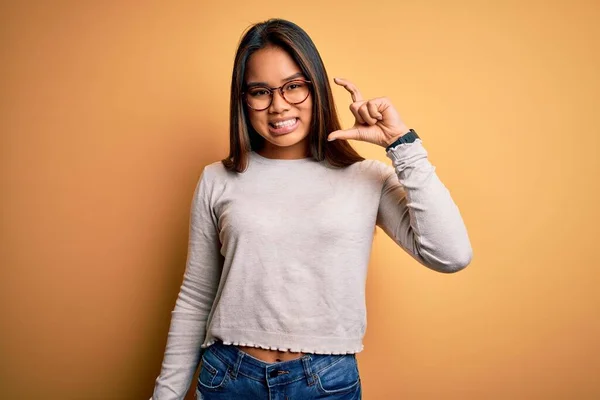 Ung Vacker Asiatisk Flicka Bär Casual Tröja Och Glasögon Över — Stockfoto