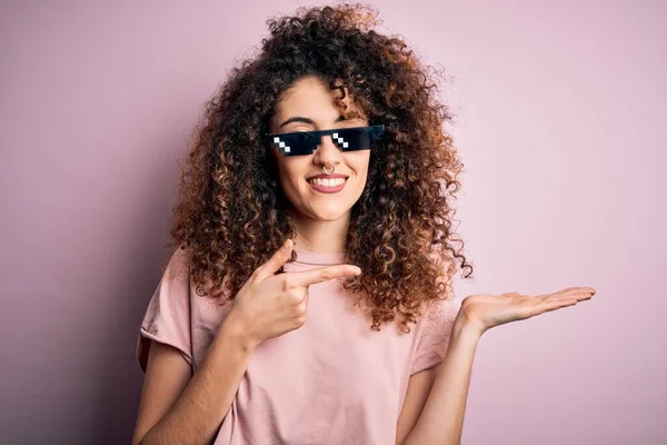 Young Beautiful Woman Curly Hair Piercing Wearing Funny Thug Life — Stock Photo, Image