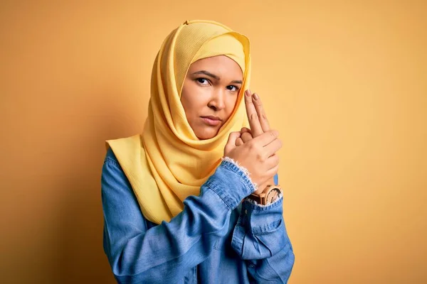 Joven Hermosa Mujer Con Pelo Rizado Usando Árabe Hijab Tradicional —  Fotos de Stock