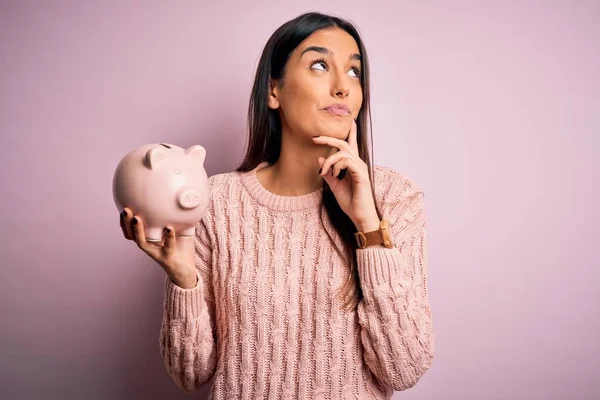 Jong Mooi Brunette Vrouw Holding Piggy Bank Sparen Geld Voor — Stockfoto