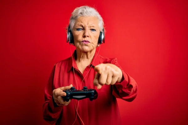 Ältere Schöne Grauhaarige Spielerin Die Videospiel Mit Joystick Und Kopfhörer — Stockfoto