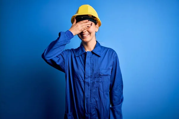 Jonge Mooie Arbeidersvrouw Met Blauwe Ogen Met Veiligheidshelm Uniform Lachend — Stockfoto