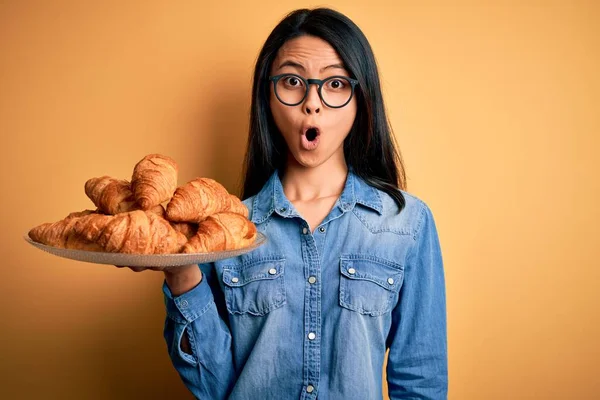 Ung Vacker Kinesisk Kvinna Håller Platta Med Croissanter Över Isolerad — Stockfoto
