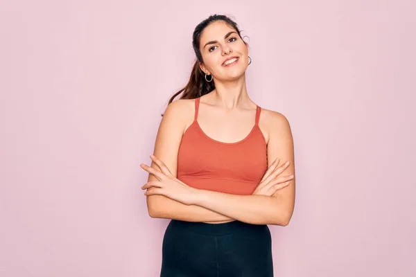 Joven Hermosa Mujer Fitness Usando Ropa Deportiva Sobre Fondo Rosa — Foto de Stock