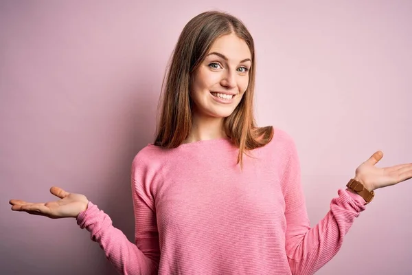 Joven Hermosa Pelirroja Vistiendo Suéter Casual Sobre Fondo Rosa Aislado —  Fotos de Stock