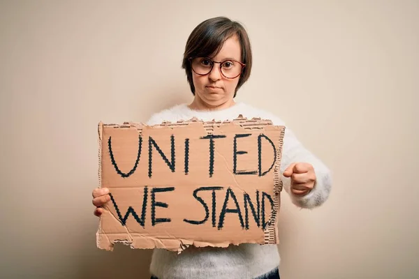 Młoda Kobieta Zespołem Downa Trzymająca Sztandar Protestu Zjednoczeni Stoimy Prawa — Zdjęcie stockowe