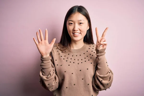 Ung Vacker Asiatisk Kvinna Bär Mode Och Elegant Tröja Över — Stockfoto