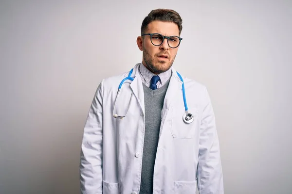 의사가 코트와 청진기를 위에서 충격적 표정을 회의적 빈정대며 채놀란 표정으로 — 스톡 사진