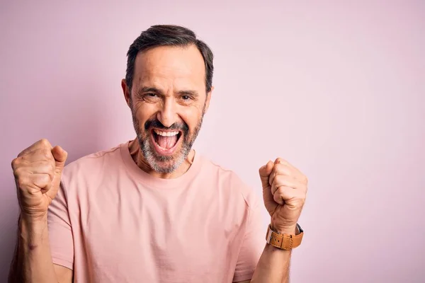 Mann Mittleren Alters Lässigem Shirt Steht Vor Isoliertem Rosa Hintergrund — Stockfoto