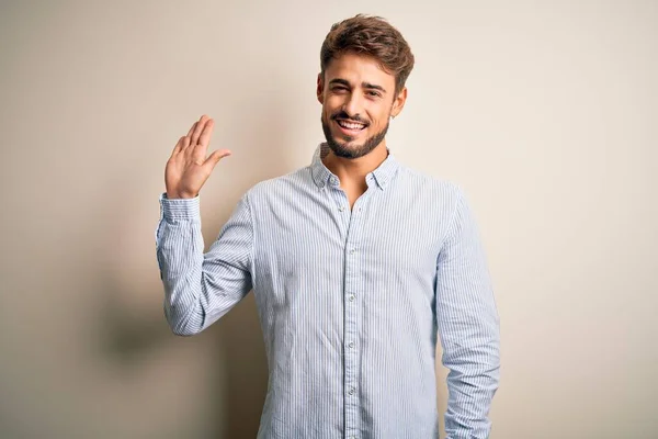 Jovem Homem Bonito Com Barba Vestindo Camisa Listrada Sobre Fundo — Fotografia de Stock