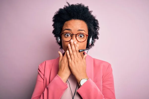Junge Afroamerikanische Callcenter Betreiberin Mit Lockigem Haar Und Kopfhörer Schockierte — Stockfoto