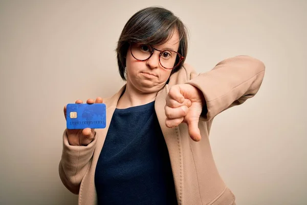 Jovem Para Baixo Mulher Negócios Síndrome Segurando Cartão Crédito Como — Fotografia de Stock