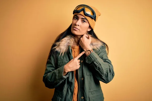 Joven Mujer Hispana Hermosa Con Gafas Esquí Abrigo Para Clima — Foto de Stock