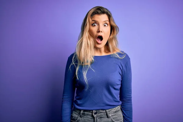 Young Beautiful Blonde Woman Wearing Casual Shirt Isolated Purple Background — Stock Photo, Image