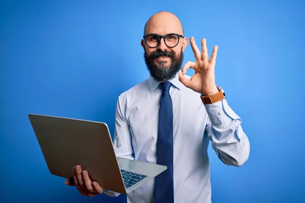 Bonito Homem Negócios Careca Com Barba Trabalhando Usando Laptop Sobre — Fotografia de Stock