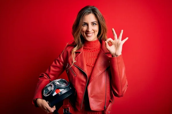 Mulher Motociclista Morena Bonita Usando Casaco Vermelho Segurando Capacete Motocicleta — Fotografia de Stock