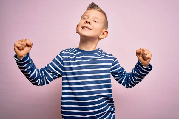 Jonge Kleine Blanke Jongen Met Blauwe Ogen Dragen Nautische Gestreepte — Stockfoto