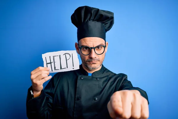 Giovane Bel Cuoco Sovraccarico Lavoro Indossando Uniforme Cappello Possesso Messaggio — Foto Stock