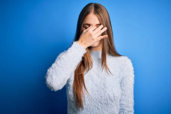 Jonge Mooie Roodharige Vrouw Draagt Casual Trui Geïsoleerde Blauwe Achtergrond — Stockfoto