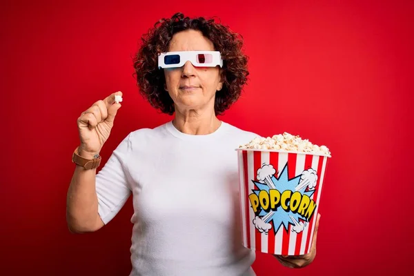 Medioevo Capelli Ricci Donna Guardando Film Utilizzando Occhiali Mangiare Popcorn — Foto Stock