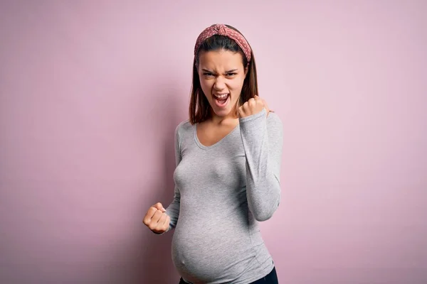 Jovem Bela Adolescente Grávida Esperando Bebê Sobre Fundo Rosa Isolado — Fotografia de Stock