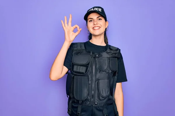 Joven Mujer Policía Con Uniforme Chaleco Prueba Balas Seguridad Sobre — Foto de Stock