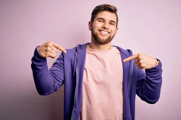 Junger Blonder Mann Mit Bart Und Blauen Augen Trägt Lila — Stockfoto