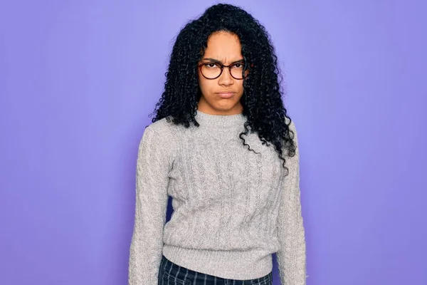 Młoda Afroamerykanka Ubrana Luźny Sweter Okulary Fioletowym Tle Sceptyczna Nerwowa — Zdjęcie stockowe
