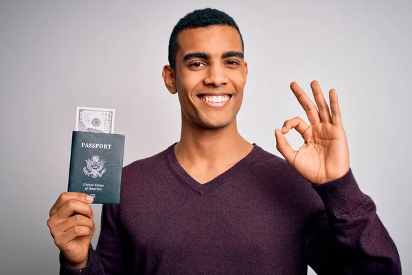 Молодой Красивый Африканский Турист Имеющий Паспорт Долларами Делает Хорошо Знак — стоковое фото