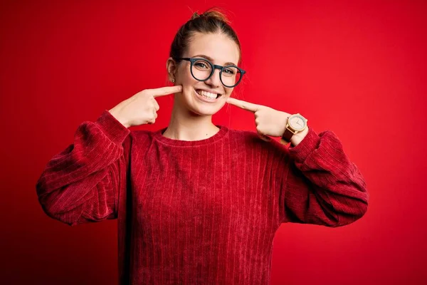 Jovem Mulher Ruiva Bonita Vestindo Camisola Casual Sobre Fundo Vermelho — Fotografia de Stock