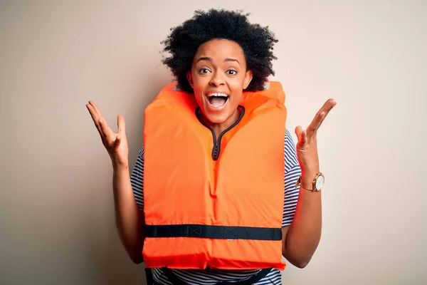 Giovane Afro Donna Afro Americana Con Capelli Ricci Che Indossa — Foto Stock