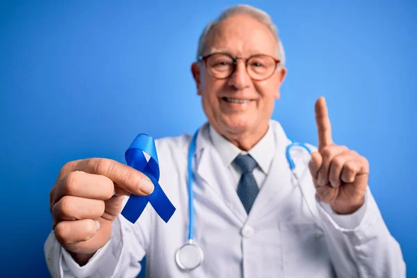 Hombre Médico Senior Pelo Gris Que Sostiene Cinta Azul Conciencia — Foto de Stock