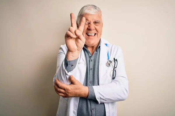 Starszy Przystojny Lekarz Hoary Noszący Płaszcz Stetoskop Białym Tle Uśmiechający — Zdjęcie stockowe
