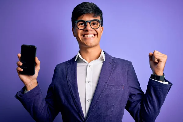Mladý Pohledný Obchodník Kabátě Brýlích Drží Smartphone Ukazující Obrazovku Křičící — Stock fotografie
