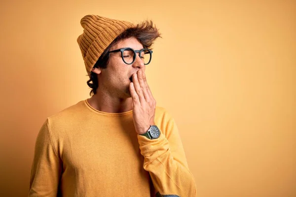 Joven Hombre Guapo Con Camiseta Casual Gafas Sobre Fondo Amarillo — Foto de Stock