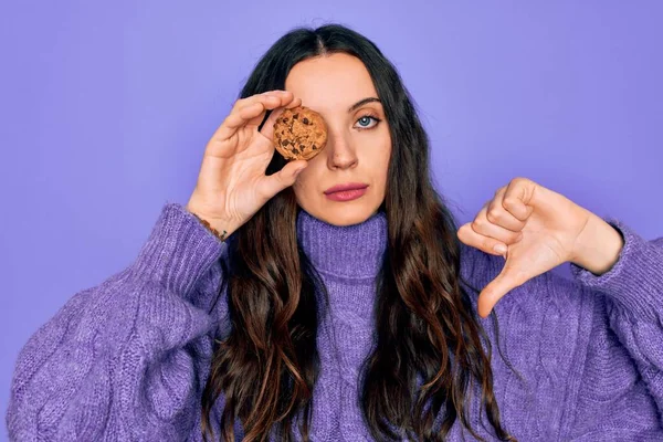 Giovane Bella Donna Con Gli Occhi Blu Che Tiene Cioccolato — Foto Stock