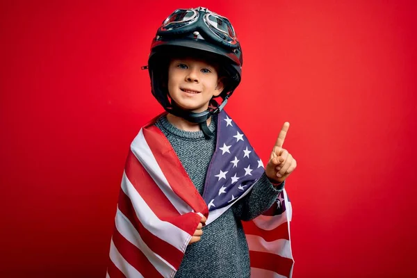 Ung Liten Patriotisk Unge Bär Usa Flagga Och Motorcykel Hjälm — Stockfoto