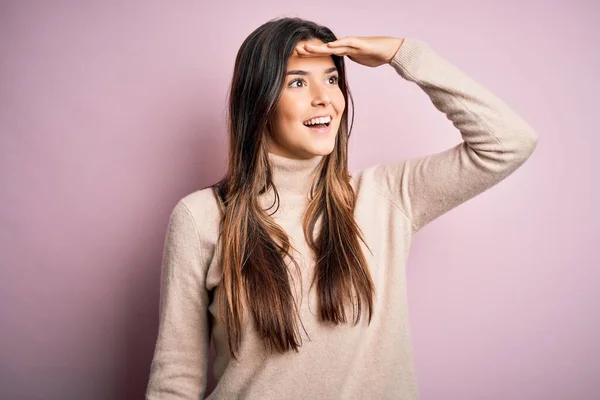 Jong Mooi Meisje Dragen Casual Coltrui Staan Geïsoleerde Roze Achtergrond — Stockfoto