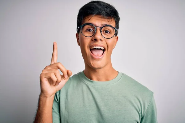 Junger Gutaussehender Mann Lässigem Shirt Und Brille Vor Isoliertem Weißem — Stockfoto