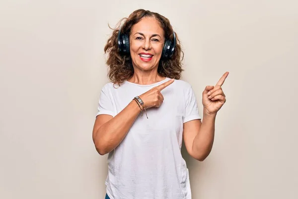 Middle Age Beautiful Woman Listening Music Using Headphones White Background — Stock Photo, Image