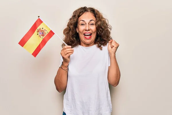 Mujer Patriótica Hermosa Mediana Edad Sosteniendo Bandera Española Sobre Fondo — Foto de Stock