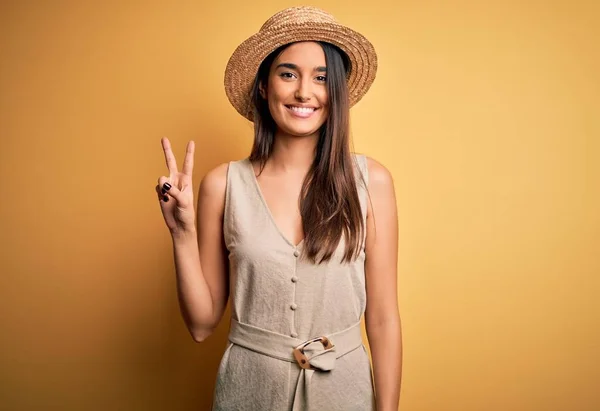 Junge Schöne Brünette Frau Urlaub Trägt Lässiges Kleid Und Hut — Stockfoto